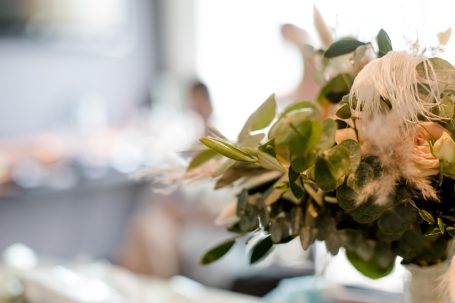 Blumenarrangement mit grünen Blättern und einer sanften, romantischen Atmosphäre.