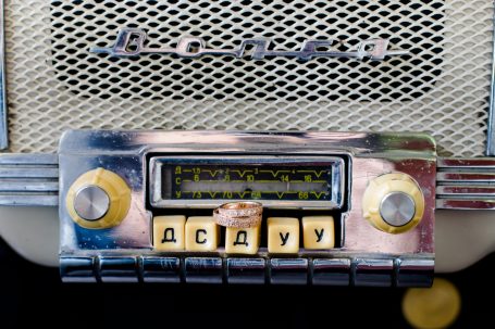 Ein vintage Autoradio mit Tasten und einem Display in Retro-Design.