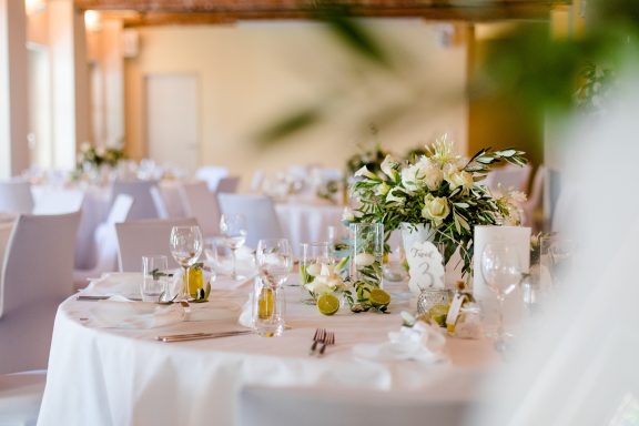 Elegant gedeckte Tafel mit Blumenarrangements und Dekoration für ein Event.