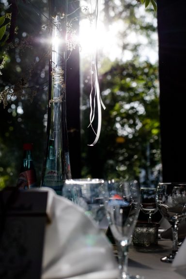 Tageslicht fällt durch Fenster auf gedeckten Tisch im Freien.
