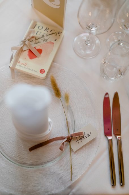 Elegant gedeckter Tisch mit Gläsern, Besteck und einem dekorativen Platzset.