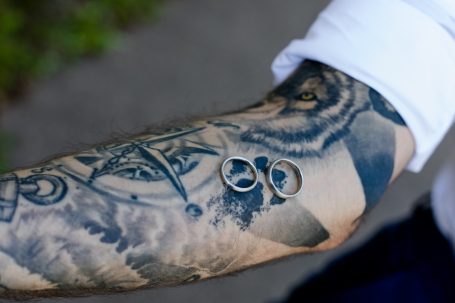 Tattoo auf dem Unterarm mit einer Kombination aus geometrischen und organischen Motiven.